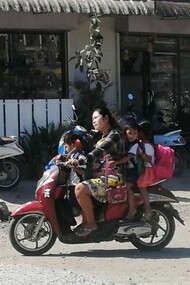 Koh Kong, mamma con bambini in scooter