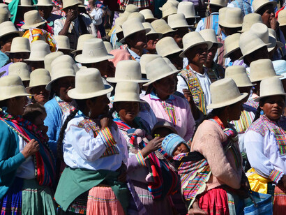 En Bolivia, la lucha centenaria de los pueblos indígenas y la presión ejercida en los últimos años por los movimientos sociales indígenas han logrado inscribir sus demandas y derechos en la agenda social y política nacional