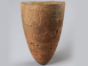 櫛文土器 (Jeulmun earthenware), also known as comb-patterned pottery, is a Neolithic artifact from Korea, originating in Seoul’s Gangdong-gu