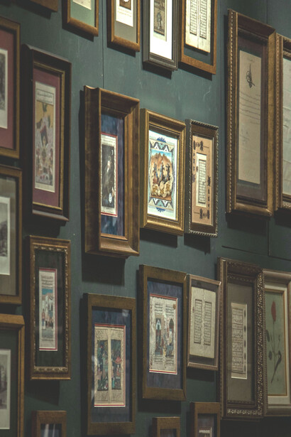 Muchos cuadros y pinturas adornando una pared