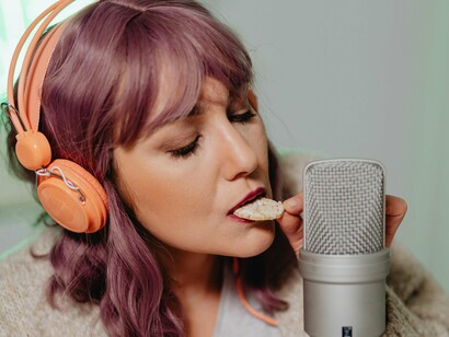 Gravação de ASMR de comida. No meu caso, os gatilhos auditivos são mais intensos do que os visuais, e por esse motivo a dessensibilização com os vídeos ASMR foi um pouco agonizante. Os vídeos consistiam em mostrar a imagem de uma boca engolindo vários tipos de alimentos e guloseimas, como massas, batatas, pirulitos, balas, chocolate, sucos etc. A cada dia da semana, eu assistia e ouvia com fones de ouvido cerca de 20 segundos do vídeo, alternando a exibição com a respiração diafragmática sempre que eu me sentia com raiva, irritado ou com nojo durante o exercício