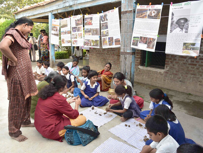Anand Niketan students teaching pottery to adults at Maharashtra Vikalp Sangam (Alternatives Confluence) © Ashish Kothari