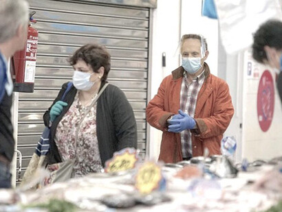 Con mascarillas en el mercado