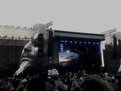 Primer plano del músico Jack Johnson en la pantalla gigante del escenario Madrid Stage. Foto: Mónica Estévez
