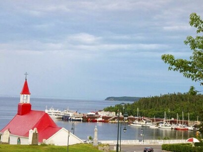Iglesia de estilo nórdico con el puerto al fondo