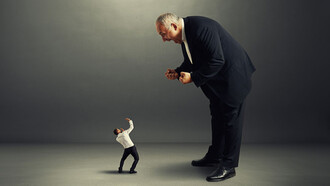 Gritar a los empleados en una forma de intimidación