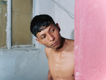 Felipe Romero Beltrán, Bodies. El Friki's friend and pink wall (detail), 2021-2024. Courtesy of Carré d’Art