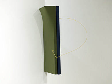 Jungouk Hong, inter-(Side view), 2015, acylic, cloth, wire and wood on transformational canvas. 140 x 76 x 47 cm