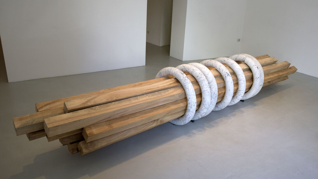 Hidetoshi Nagasawa, Sette anelli, marmo di carrara e legno, 2015, 460 cm e diametro 70 cm, prezzo: 250.000 €