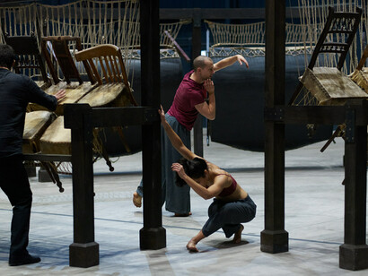 Chen Zhen Jue Chang, Dancing Body – Drumming Mind (The Last Song), 2000, Veduta dell’installazione e performance, Pirelli
Hangar Bicocca, Milan, 2020, 
Pinault Collection © ADAGP, Paris.
Courtesy Pirelli Hangar Bicocca, foto  Francesco Margaroli