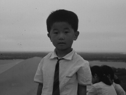 Scolaro Han in visita al deserto di Taklamakan