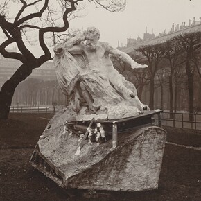 F. Bianchi (actif dans les années 1900), Essai d’installation du Monument à Victor Hugo dans les jardins du Palais-Royal
Mars 1909, épreuve aristotype au collodion mat, H. 17,70 L. 23,50 cm Ph. 1207