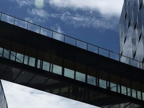 La desfiguración de la democracia liberal se manifiesta en la forma en que el poder político se aleja de los ciudadanos, de sus expectativas de bienestar material y de unas condiciones de vida dignas. Edificio de OpenAI, San Francisco. Ca., EE.UU.