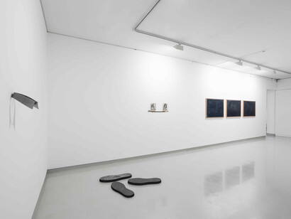 Various artists, Espaços e rastos, exhibition view. Courtesy of Galeria Presença © Carlos Campos