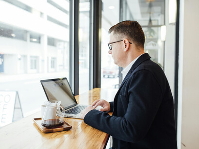 Cada avance en la comunicación —del lenguaje oral a la escritura, del telégrafo al Wi-Fi— responde a ese deseo de no estar solos