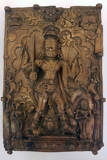 Vīrabhadra fremente di energia. Karnataka, India meridionale, XVIII sec. Fusione su lega di rame. Cm. 20,5 x 13,5