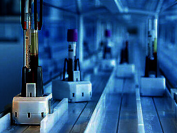 Esistono attualmente moltissimi farmaci in sperimentazione e in commercio utilizzati con le modalità della medicina di precisione