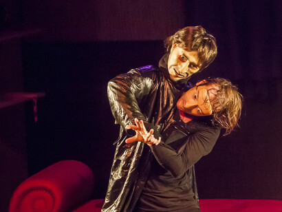 Puesta en escena de «Super-Héros» por la compañía de teatro El perro azul, en el Festival Internacional de Teatro de Aviñón, 2022