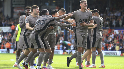Jogadores do time Tottenham em partida de futebol