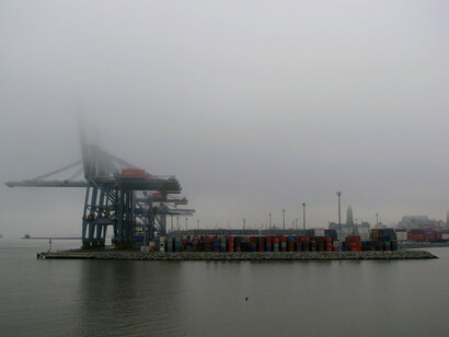 Puerto de Montevideo, Uruguay, cubierto de niebla
