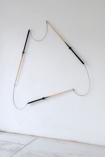 Giovanni Termini, Ostacoli, 2019. Legno, ferro, alluminio, cemento, laterizio, gomma e vernice poliuretanica /
Wood, iron, aluminum, cement, brick, rubber and polyurethane paint.
Installation, variable size
“Site specific”
Palazzo Ducale di Urbino