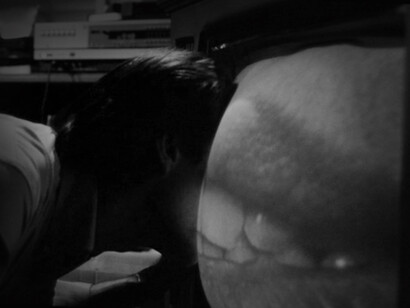 Fotograma del filme «Videodrome», protagonizado por James Woods, Sonja Smits y Deborah Harry