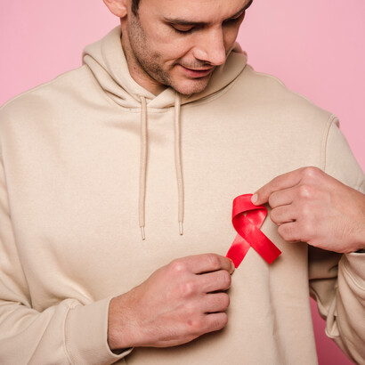 Portador do vírus HIV cola símbolo de luta para a conscientização sobre a infecção no mundo