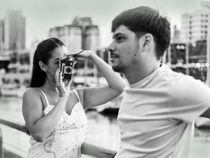 Mulher fotografa parceiro que parece ausente. Um belo dia, depois de duas semanas de vários encontros apenas casuais, ela estava exausta e deprimida. Mesmo ela sendo uma mulher incrível na noite, dividindo a conta e até mesmo, em alguns casos dizendo o sim que os homens queriam, ela não recebia mensagens ou contatos nos dias subsequentes