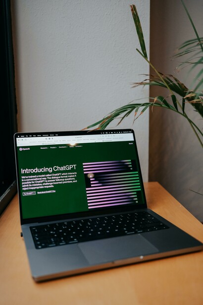 ChatGPT e privacy. Il Garante per la protezione dei dati personali ha disposto, con effetto immediato, la limitazione provvisoria del trattamento dei dati degli utenti italiani nei confronti di OpenAI, la società statunitense che ha sviluppato e gestisce la piattaforma ChatGPT
