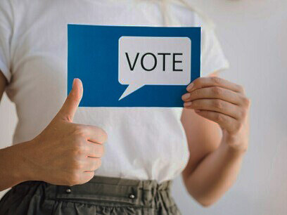 el profesor de psicología explicaba:  que el ser humano era el único ser que podía afirmar tener sed sin tenerla o decir tener sed y no tenerla 