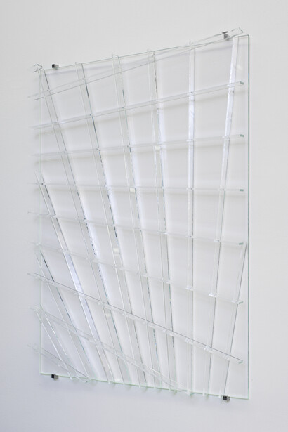 Baptiste Debombourg, Ultra 16, 2015, Verre extra clair, colle UV, attaches acier, 70 x 50 x 4,1 cm, Courtesy Galerie Patricia Dorfmann, Paris
