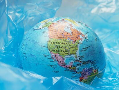 Não havia China no mercado internacional de então, não havia Banco Central independente, nem câmbio flutuante tampouco. Sequer importação havia, nos tais mercados protegidos por barreiras, alfandegárias e as não alfandegárias, mas técnicas. Por isso mesmo votaram no Collor, que fez o que Lullalá ainda faz. Sim, 'Double L is timeless' em alusão ao duplo L, 'Collorido' pelos mesmos verde e amarelo. E até um atualíssimo novo partido, hoje adversário destes, era também com L, inclusive. Atos falhos, dirá um 'supersticioso' botafoguense...