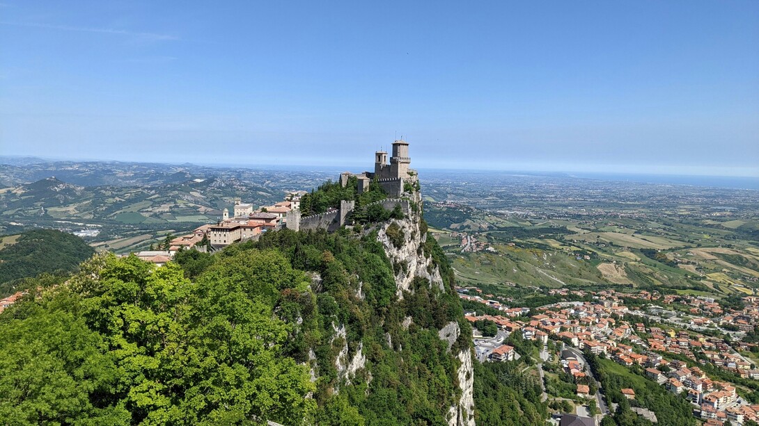 San Marino è la repubblica più antica del mondo ancora esistente, fondata nel 301 d.C. Veduta del castello e della Rocca Guaita, Città di San Marino, Repubblica di San Marino
