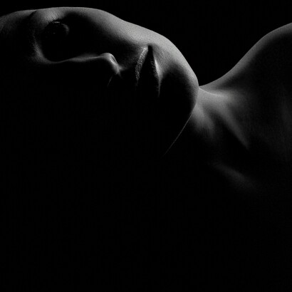 Esalta quei momenti sospesi in cui due anime si preparano a fondersi, dimentiche di sé