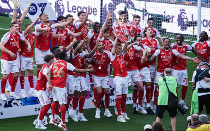 Arsenal soulève le trophée de la Premier League, 2026