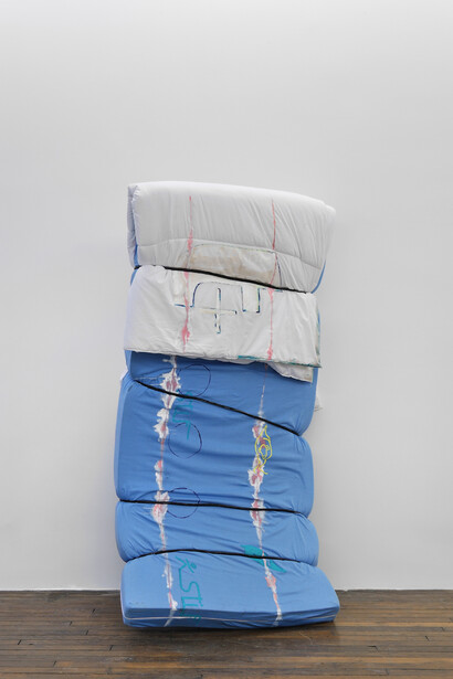 Jean-Alain Corre, Métro bondage, 2015, Matelas, acrylique, couette, acier, câbles électriques, 90 x 180 x 86 cm, Photo : Rebecca Fanuele, Courtesy galerie Thomas Bernard-Cortex Athletico
