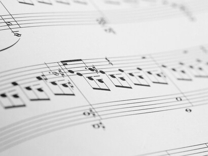 Sus interpretaciones incluyen arreglos vocales variados que aportan cuerpo y alma a cada canción, desde adaptaciones de clásicos hasta temas contemporáneos