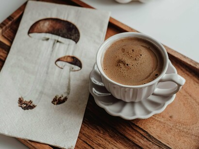 Entre a chávena de café e o guardanapo pousado na bandeja, a cena quotidiana ganha um significado maior: até os elementos mais simples podem revelar os padrões silenciosos daquilo que aceitamos sem pensar