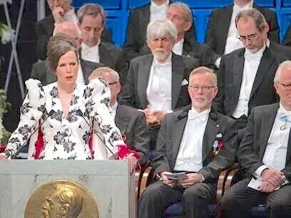 Professora Sara Danius pronunciando o discurso de apresentação do Prêmio Nobel de Literatura 2017 no Stockholm Concert Hall