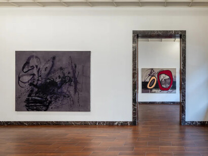 Austyn Weiner, Something borrowed, something plum, vista della mostra. Cortesia della Galleria Massimo De Carlo