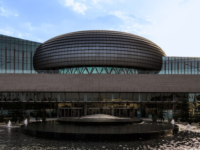 Addis-Abeba accueille le siège de l'Union africaine. Ce nouvel ajout au siège de l'UA consiste en un immense centre de conférences et une tour de bureaux (99,9 m) construits par le gouvernement chinois pour un coût estimé à 200 millions de dollars américains et offerts à la région