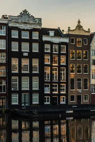 Tramonto con riflessi di luce che si riflettono nell'acqua, Amsterdam, Paesi Bassi