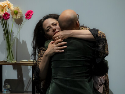 L’abbraccio di Gloria Cerruti e Davide Giglio nella tragedia da camera contemporanea “Favola”, una creazione della Piccola Compagnia della Magnolia © Franco Rabino