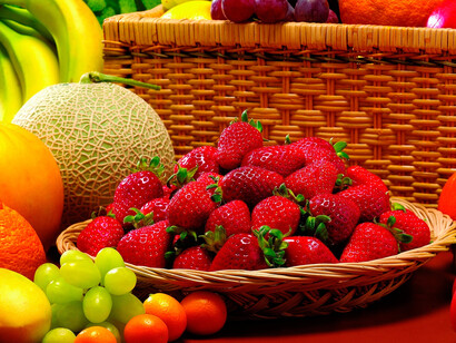 Cesto de fresas rodeado de otra fruta