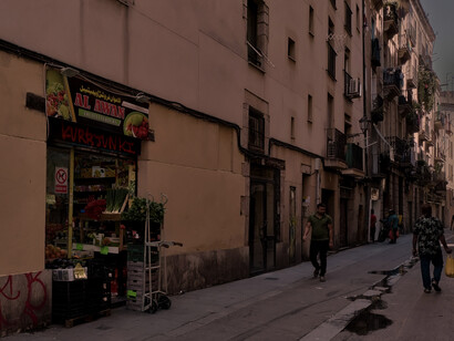 Calle en un barrio popular de Barcelona, España. Fotografía: Paco Cerezo