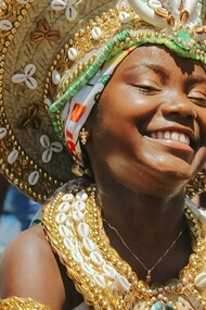 Criança baiana aproveita o carnaval de rua em Salvador. O Guinness World Records consagrou o Carnaval de Salvador como o maior carnaval de rua com trio elétrico do mundo