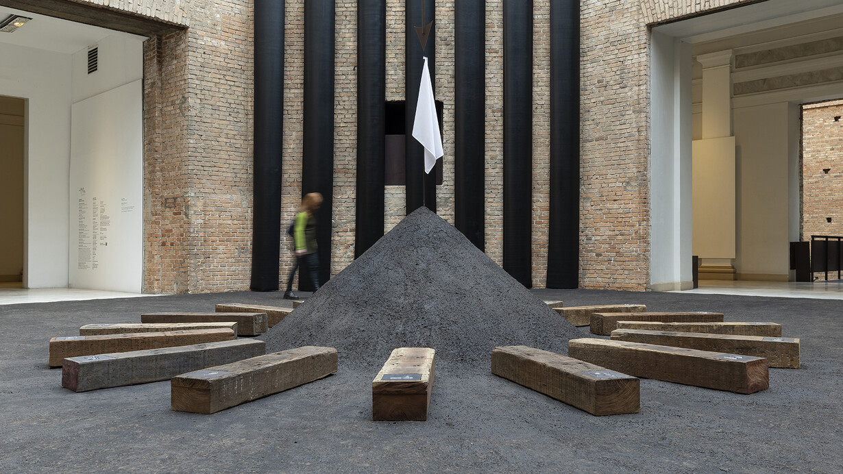 Luana Vitra, Weiße flagge, ausstellungsansicht. Mit freundlicher genehmigung der Pinacoteca
