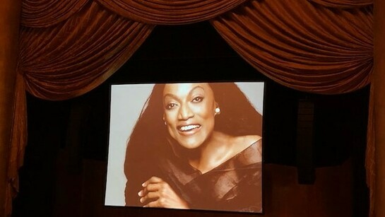 La grande foto di Jessye Norman sovrastante il palcoscenico il giorno del concerto a lei dedicato