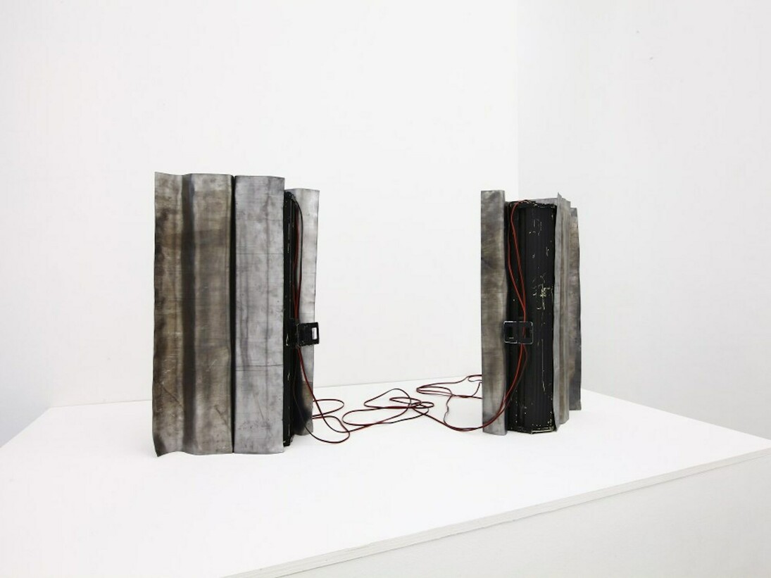 Francesco Fonassi, Tenere in custodia, 2017, 30′ sound pièce, speakers, piombo, low frequency exciter