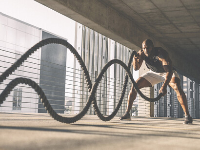 Hombre entrena con 'cuerdas de batalla' -muy comunes en el crossfit- en Boise, EE.UU.